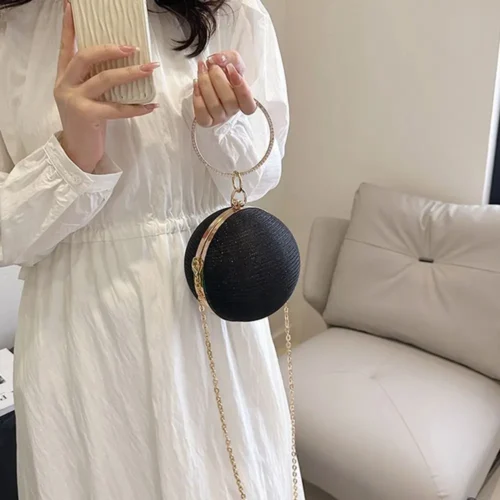حقيبة سهرة نسائية دائرية من الحرير الذهبي – تصميم فاخر مزين بحجر الراين وسلسلة كتف، مثالية للمناسبات والحفلات الرسمية
