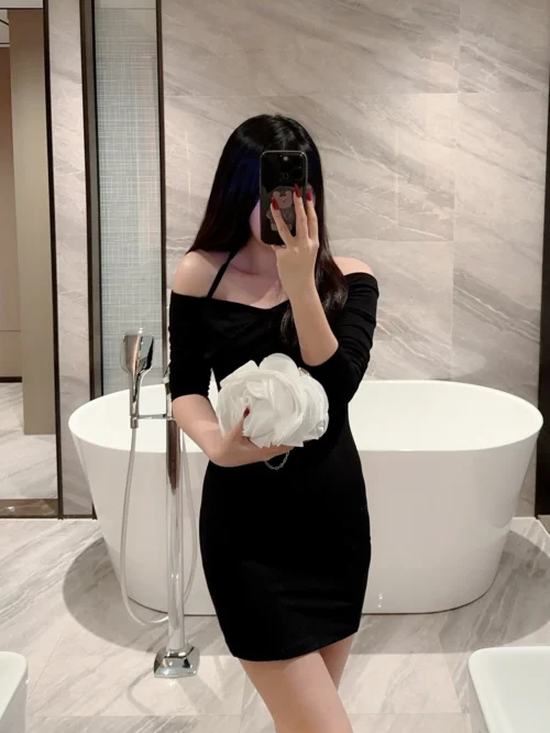 حقيبة سهرة نسائية بشكل زهرة بيضاء – تصميم رومانسي وأنيق لحفلات الزفاف والحفلات والمناسبات الرسمية