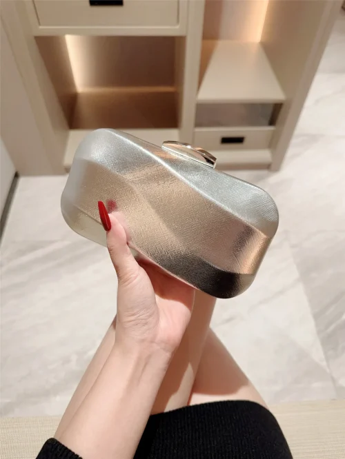 حقيبة سهرة فاخرة بصندوق مربع محكم – تصميم راقٍ مع سلسلة أنيقة، مثالية للمناسبات، فساتين السهرة، الزفاف