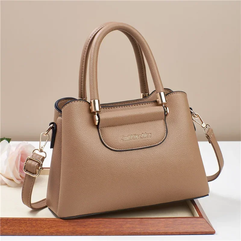 حقيبة يد نسائية فاخرة من الجلد الصناعي – تصميم مصمم أنيق، سعة كبيرة، حقيبة كتف وكروس بودي كلاسيكية للتنقل اليومي 4 حقيبة يد نسائية فاخرة من الجلد الصناعي – تصميم مصمم أنيق، سعة كبيرة، حقيبة كتف وكروس بودي كلاسيكية للتنقل اليومي - الصورة 4